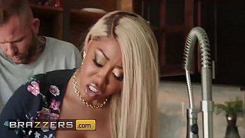 www.brazzers.xxx/gift - copie y vea el video completo de Moriah Mills